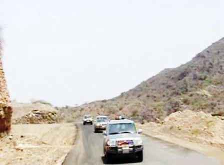 رئيس الجمهورية لدى زيارته مديريات شرعب ومقبنة في تعز وحيس في الحديدة أمس وجموع المستقبلين تحيي فخامة الرئيس